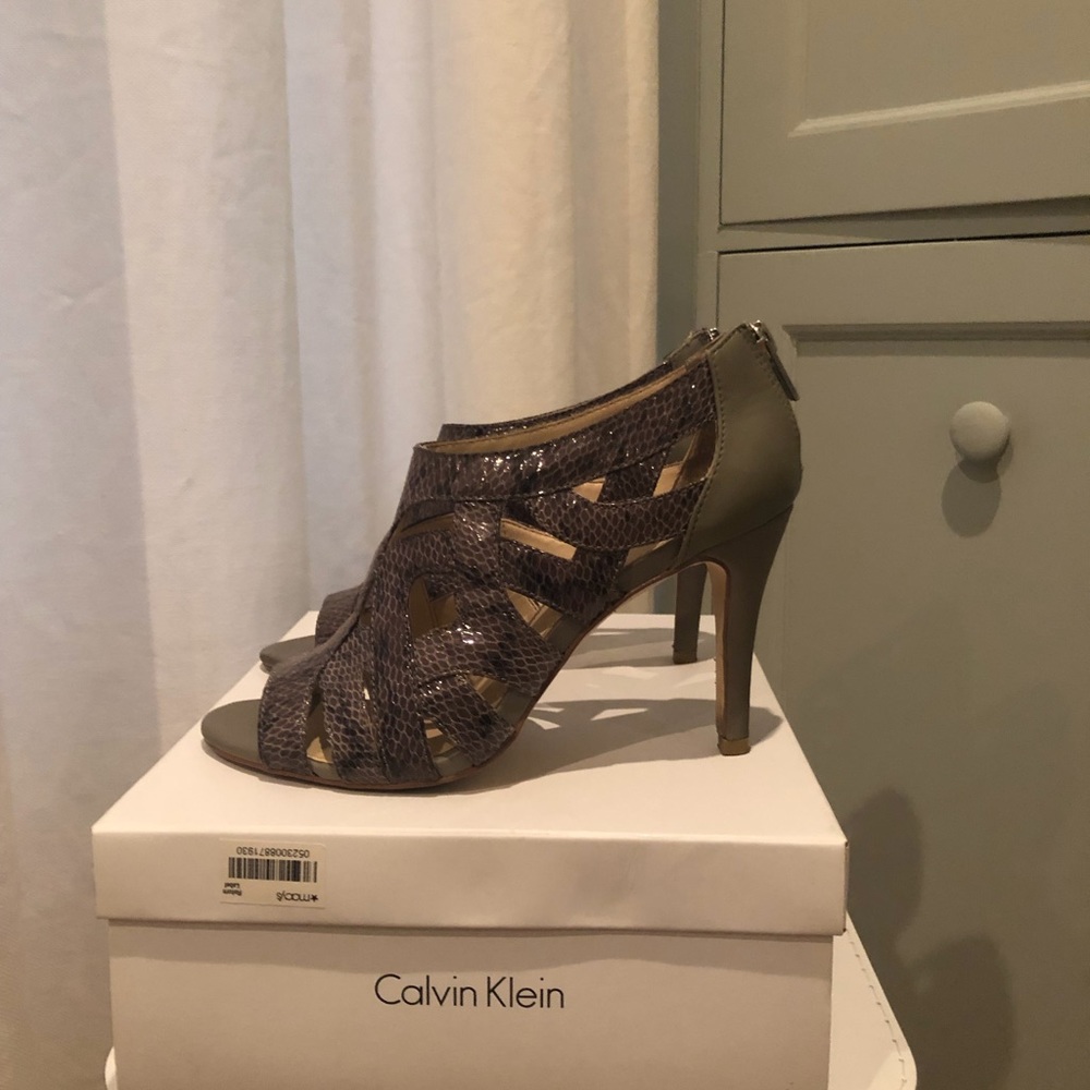 CALVIN KLEIN “KIANI LUX” CAGE SANDAL